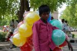 87. Ballonnenverkoper in het park, Delhi.JPG